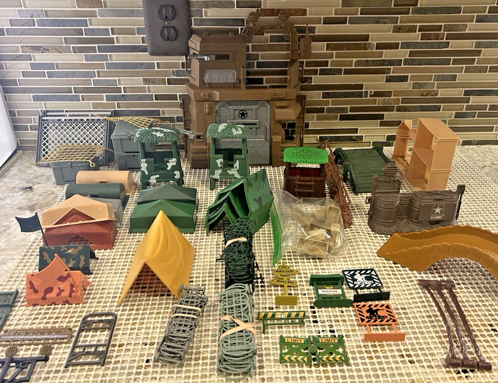 Lot G.I. Joe Dino Command Jungle Lookout Bivouac Net Signs Barriers Fort