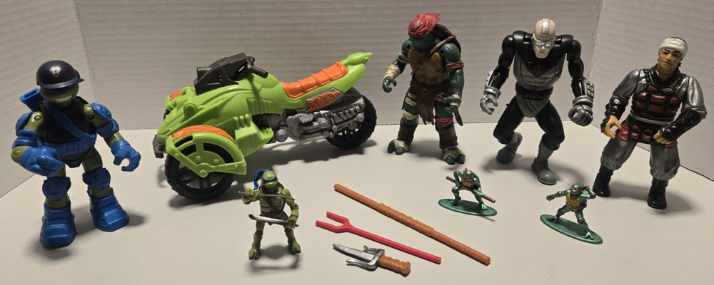 Teenage Mutant Ninja Turtle Figure & Accessory Lot Pre-Owned Play Wear No Breaks