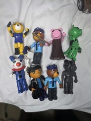 Roblox Piggy Toy Lot – Willow Head Case Bank, 7 Figures head has a small crack.