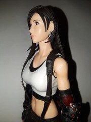 Tifa Lockhart Final Fantasy VII Remake Play Arts Kai Action Figure