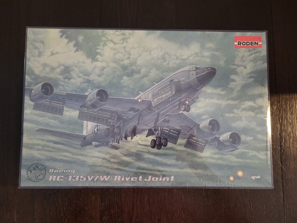 Boeing RC-135V/W Rivet Joint 1:144 RODEN Model Kit MIB NEW Sealed