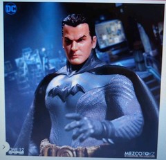 Authentic Mezco Toyz One 12 Collective Ascending Knight Batman Action Figure New