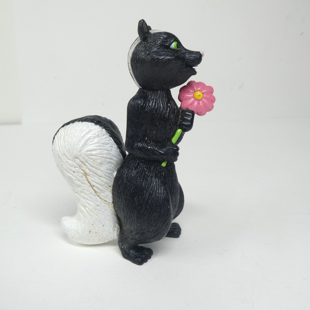 Stella the Skunk – Over the Hedge 2006 Dreamworks Movie PVC Figure 3″