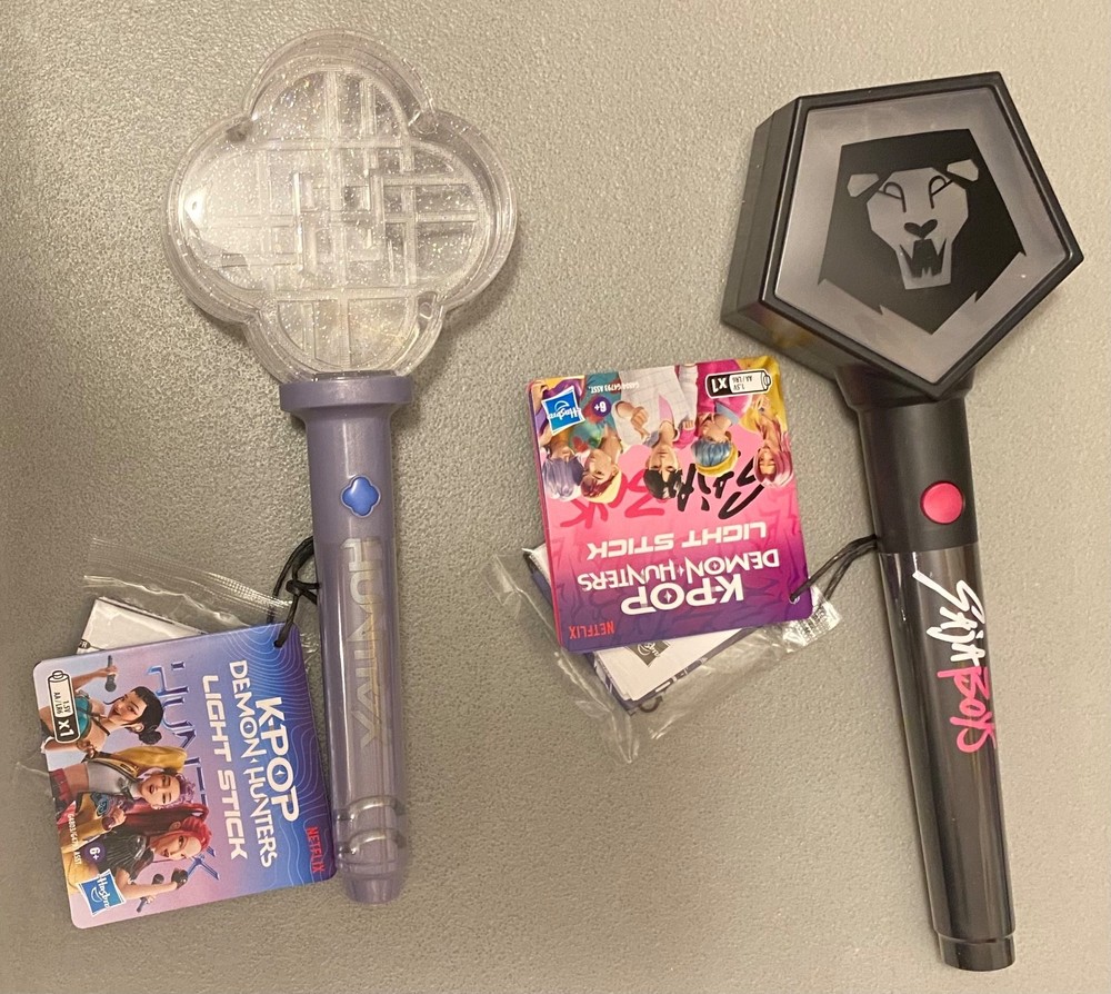 2 OFFICIAL K-Pop Demon Hunters Light Stick HUNTR/X HUNTRIX & SAJA BOYS RUMI ZOEY