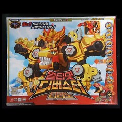 Dino Core Season 3 ULTIMATE D-BUSTER TYRANNO Transformer Robot 8-Dinosaurs 2017