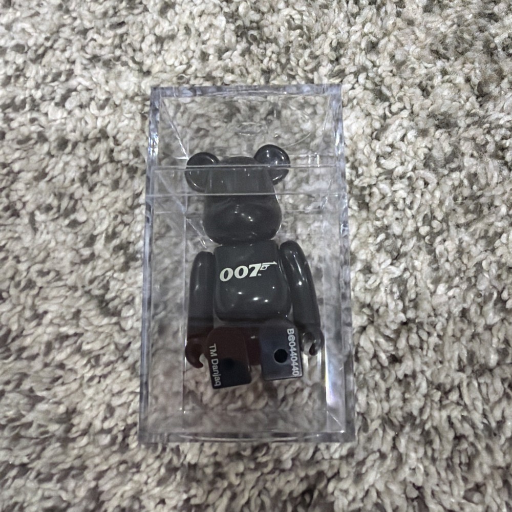 Medicom Bearbrick Series 44 100% Artist James Bond 007 60th Anniversary