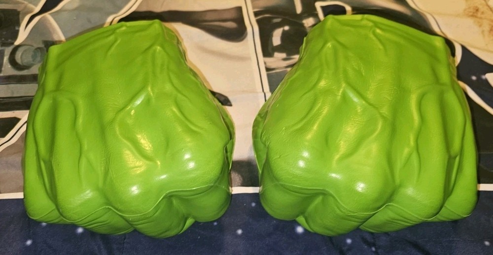 Avengers The Incredible HULK SMASH FISTS Hasbro Marvel 2023 Foam Hands EXCELLENT