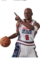Medicom Toy MAFEX No. 132 – Michael Jordan (1992 Team USA) Collectible Figure