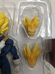S.H. Figuarts Dragon Ball Z Super Saiyan Vegeta Premium Color 1.0 2015 Complete