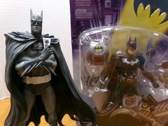 FATHER & SON BATMAN SPECIAL DEAL STATUE #’D BRIAN BOLLAND & BATTLE ARMOR FIGURE