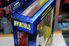 Invincible 20 years Book & Figure Box Set Exclusive Flight Stand Diamond Select