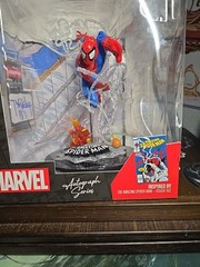 MCFARLANE TOYS THE AMAZING SPIDER-MAN GOLD LABEL ISSUE 302 AUTOGRAPH SERIES .
