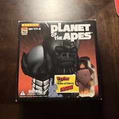 MEDICOM: 2000 Kubrick Planet Of The Apes Taylor With Statue Of Liberty 60mm 1:1