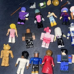 Roblox Toys Action Celebrity Mini Figures / Accessories Lot Of 20+ Pieces