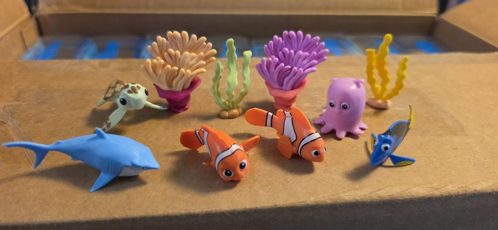 1 set Finding Nemo DISNEY Mini Figures PIXAR 2024 Critter Crate Cake Topper (J9)