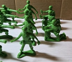 28 Disney Pixar Toy Story Green Army Men TB64