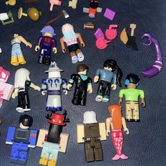 Roblox Toys Action Celebrity Mini Figures / Accessories Lot Of 20+ Pieces
