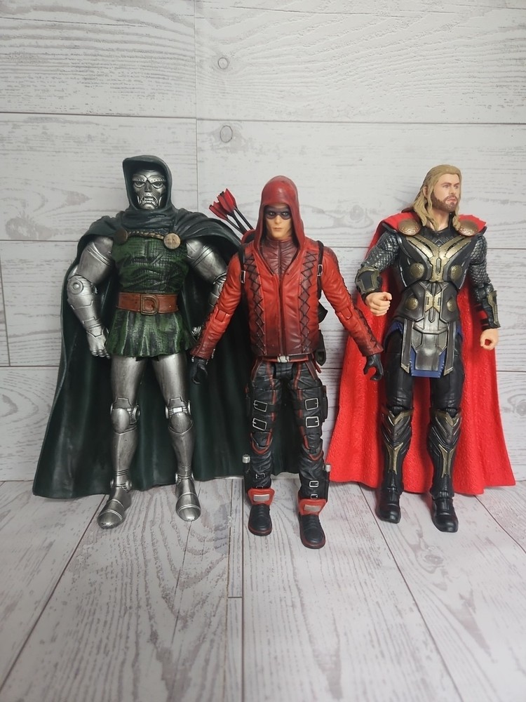DC Collectible & MARVEL LEGEND 7″ Action Figures Lot Of 3 Dr Doom Thor Red Arrow
