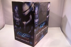 ALIEN VS PREDATOR: BLACK ALIEN XENOMORPH WARRIOR 9 inch DELUXE ACTION FIGURE NEW