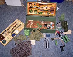 GI JOE 1964 First Issue Foot Locker with Lots accessories from Estate See Photos