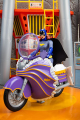 – DC Retro Batgirl Cycle (Batman 66′)
