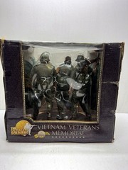2000 The Ultimate Solder CP33669 Vietman Veterans Memorial Figure Se