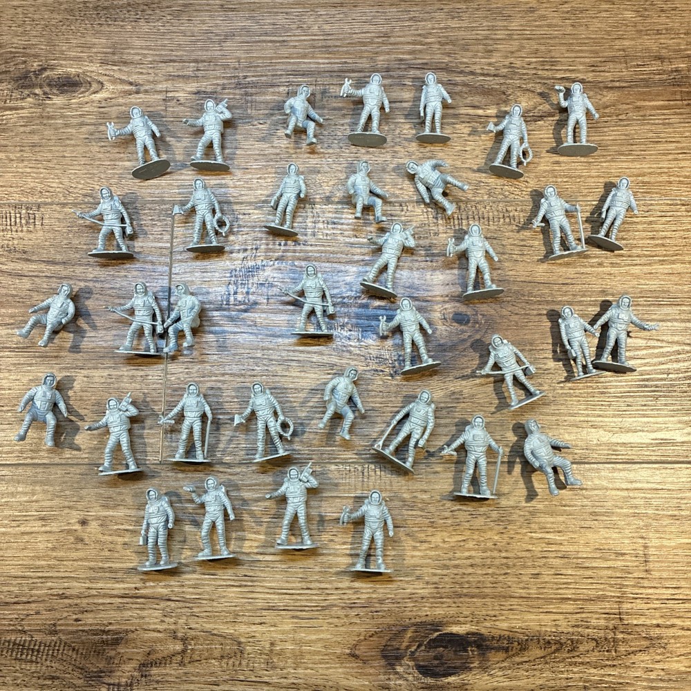 2″ Astronaut Plastic Action Figures Lot Of 30 Plus Pieces Vintage