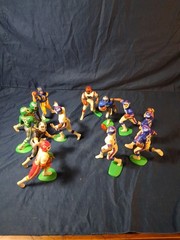 SLU FOOTBALL LOOSE 12 FIGURE LOT Mostly Giants . Most Have Cards W/ Sleeves