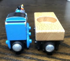 Thomas Wooden Train Happy Birtday Thomas & Cake Cargo Car Y4501 2012 Gullane
