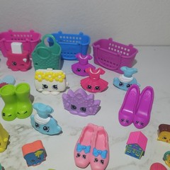 SHOPKINS Lot of 90 Characters Mixed Seasons + 6 Totes 2 Sizes