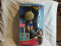 MATTEL- FROM THE MOVIE WONDER WOMAN- SHIELD BLOCK WONDER WOMAN DOLL