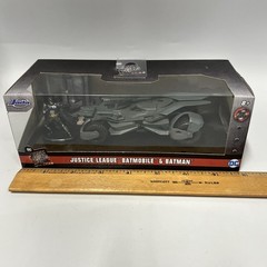 DC Comics JUSTICE LEAGUE BATMOBILE & BATMAN 1:32 Jada Die Cast Car Vehicle Toy