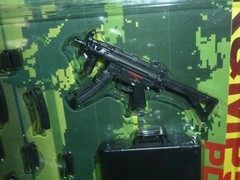 INTOYZ ARMED FORCES MP5K AND MP5KPDW CARDED WEAPONS 1/6TH SCALE