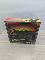 Jurassic Park 30Th Anniversary Jurassic Gate Diorama W/Two 1.65″ Die-Cast Cars
