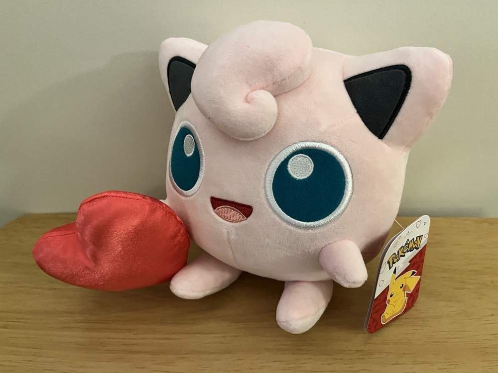 POKEMON Valentine’s Day Plush 7″ JIGGLYPUFF Holding Red Heart – So Cute NWT