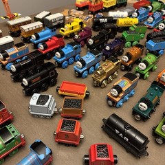 HUGE LOT – 200 pieces THOMAS AND FRIENDS TRAINS Wood Die Cast Plastic toys