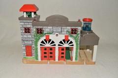 Vintage Thomas Friends Wooden Railway SODOR FIRE STATION Lights Siren Truck Tank