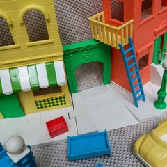 VTG 1991 ILLCO Sesame Street Playset w/ all Figures Few Missing Pieces DMGD Box